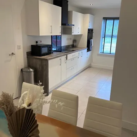 بيت للعطل New Build Townhouse Seacroft Near Leeds City Centre ليدز