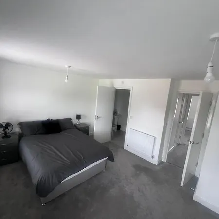 New Build Townhouse Seacroft Near Leeds City Centre * ليدز