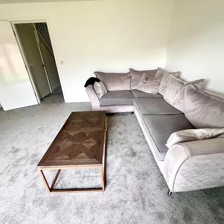 New Build Townhouse Seacroft Near Leeds City Centre بيت للعطل