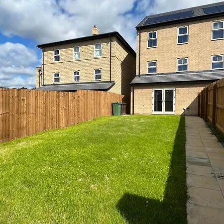 New Build Townhouse Seacroft Near Leeds City Centre بيت للعطل *